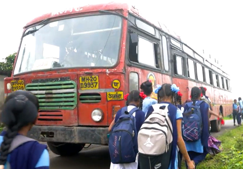Students-getting-on-to-the-bus-to-school-(2).jpg Students-getting-on-to-the-bus-to-school-(2).jpg