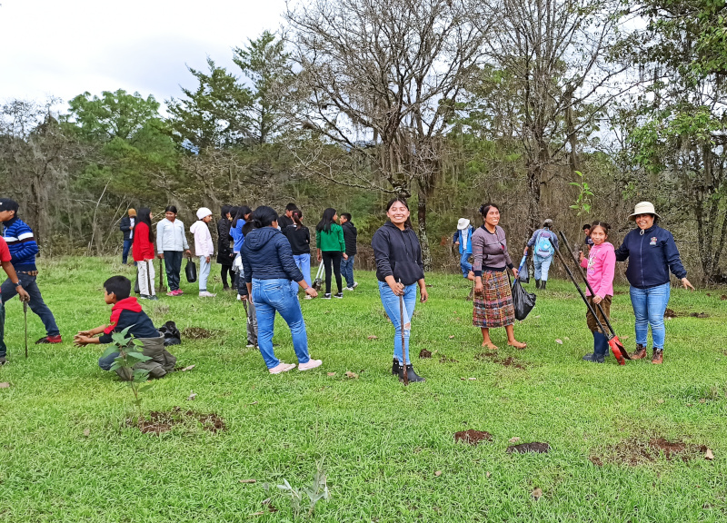 guate-reforestacion-grupo.jpg