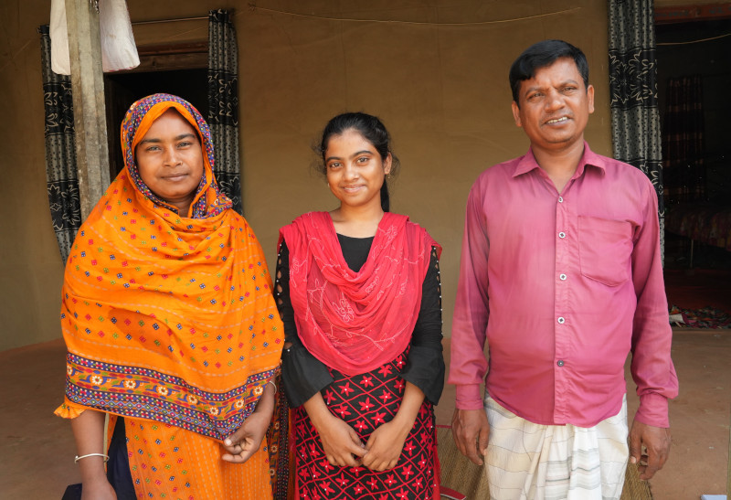 Sraboni-Khatun-with-her-parents-(1).JPG